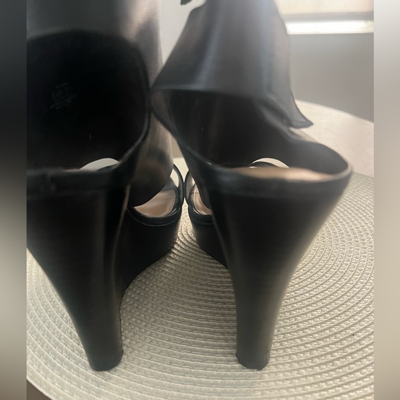 Vince Camuto open toe black wedges - Picture 2 of 8